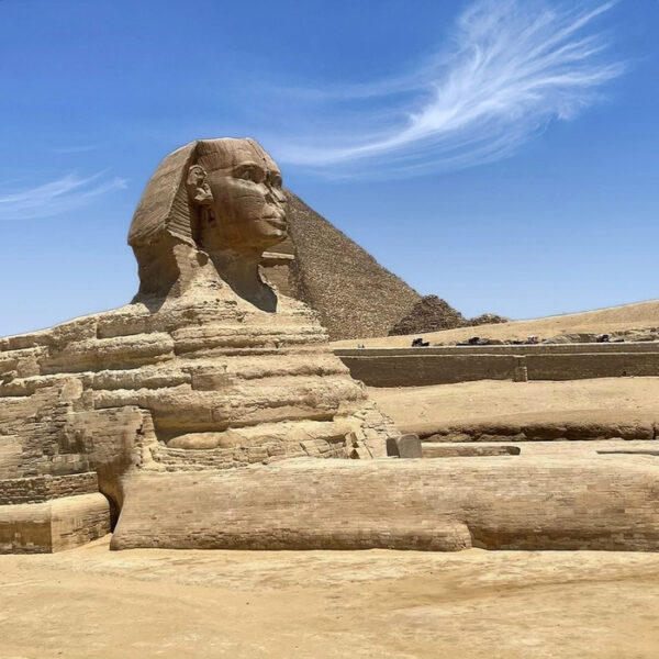 Discover Cairo's famous landmarks on a private overnight tour from Hurghada